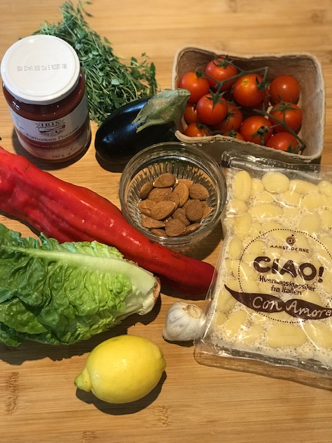 Ratatouille med stekt gnocchi och krispig sallad.
