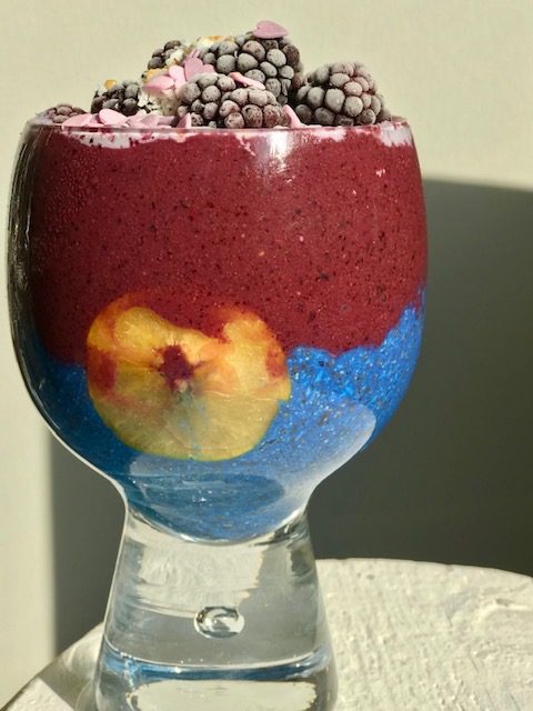 Chiapudding med blå spirulina, blåbär, banan, björnbär